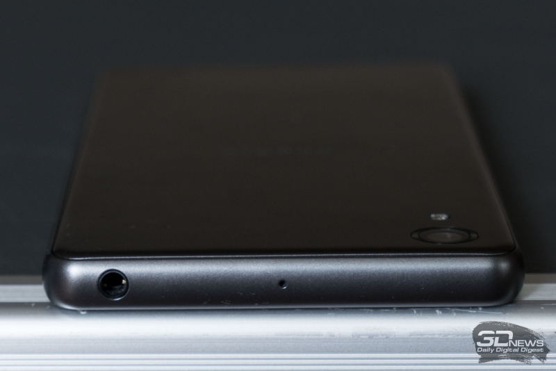  Верхний торец Sony Xperia X Performance: разъем для наушников/гарнитуры и второй микрофон 