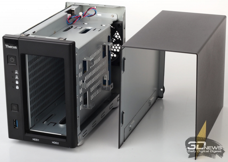  Thecus N2810 со снятым кожухом 