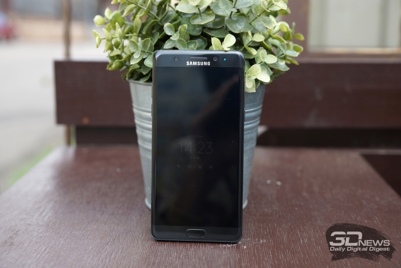  Samsung Galaxy Note 7, лицевая панель. Над экраном: разговорный динамик, фронтальная камера, датчики освещения и приближения, инфракрасная камера распознавания радужки, а также индикатор состояния. Под экраном: кнопка &laquo;Домой&raquo; со сканером отпечатка и сенсорные клавиши &laquo;Назад&raquo; и вызова списка открытых приложений 