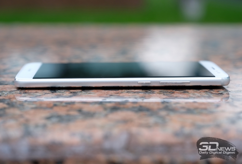  Huawei nova plus, левая грань: слот для SIM-карт и карты памяти microSD 