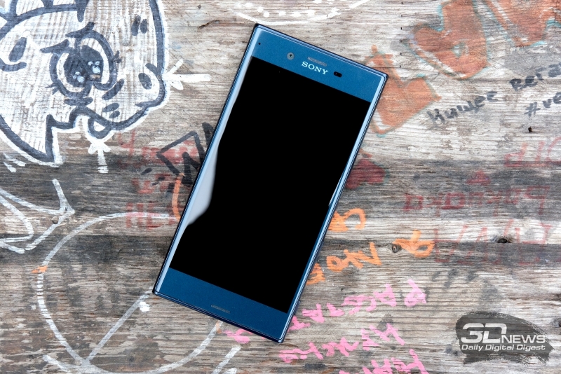  Sony Xperia XZ, лицевая панель: помимо экрана тут два динамика (разговорный и основной), фронтальная камера, датчик освещения и индикатор состояния (в левом верхнем углу) 