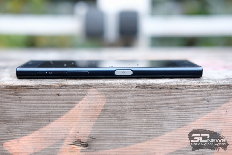  Sony Xperia XZ, правая грань: кнопка включения со встроенным сканером отпечатка пальца, клавиша регулировки громкости, кнопка активации камеры и спуска затвора 