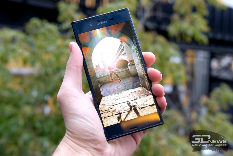  Sony Xperia XZ в руке 