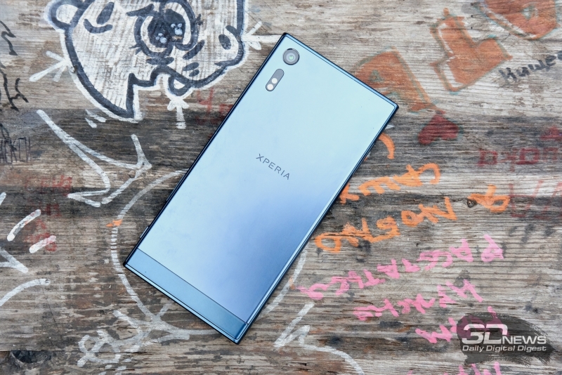  Sony Xperia XZ, тыльная панель: в левом верхнем углу &ndash; камера, под ней &ndash; светодиодная вспышка, ИК-датчик и блок лазерной подсветки фокусировки 