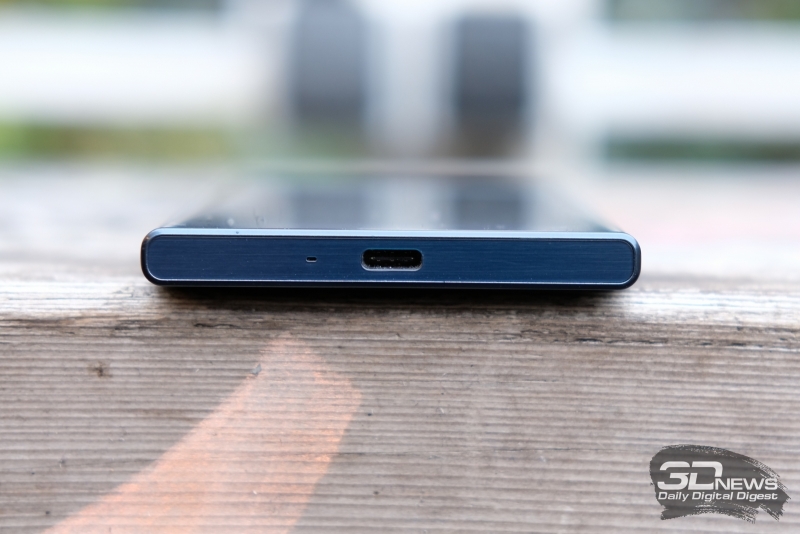  Sony Xperia XZ, нижняя грань: разъем USB Type-C и микрофон 