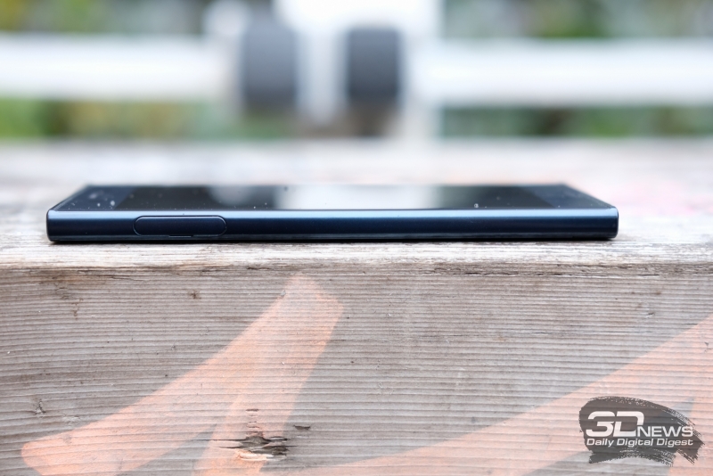  Sony Xperia XZ, левая грань: слот для nano-SIM-карт и/или карты памяти microSD 