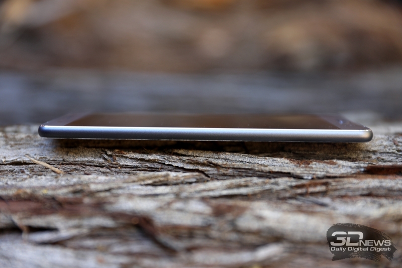  ASUS Zenfone 3 Ultra, правая грань: кнопка включения и раздельные слоты для SIM-карт &ndash; один из них гибридный 