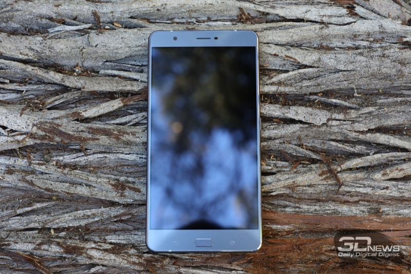  ASUS Zenfone 3 Ultra, лицевая панель: над дисплеем &ndash; объектив фронтальной камеры, разговорный динамик, датчик освещения и индикатор состояния; под дисплеем &ndash; механическая клавиша &laquo;Домой&raquo; со встроенным датчиком отпечатков пальцев и две сенсорные клавиши &ndash; &laquo;Назад&raquo; и вызова меню открытых приложений 