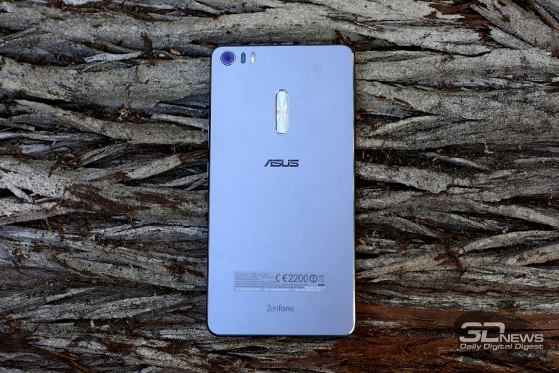  ASUS Zenfone 3 Ultra, тыльная панель: в углу &ndash; объектив основной камеры с тройной светодиодной вспышкой и блоком лазерной подсветки автофокуса, по центру &ndash; клавиша регулировки громкости 