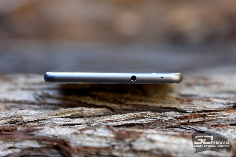  ASUS Zenfone 3 Ultra, верхняя грань: 3,5-мм миниджек и микрофон 
