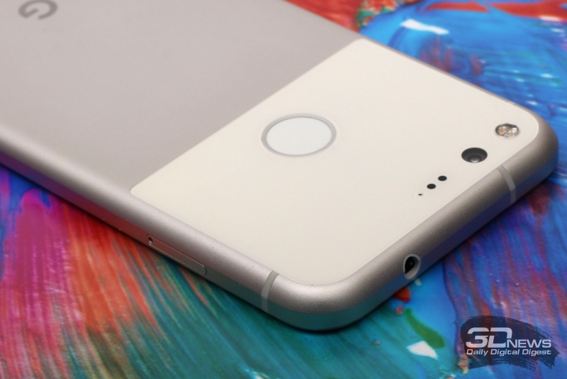  Google Pixel, стеклянная вставка на задней панели. Обратите внимание также на пластиковые вставки 