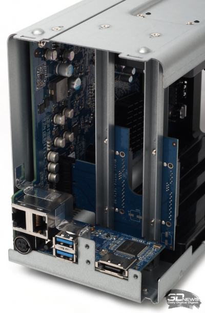  Корпус Synology DS716+II в разобранном состоянии 
