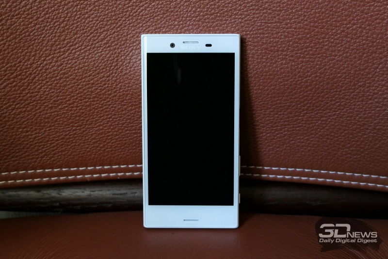  Sony Xperia X Compact, лицевая панель: и над экраном, и под экраном &ndash; стереодинамики, верхний из них активен в разговорном режиме; также сверху &ndash; объектив фронтальной камеры и датчик освещенности 