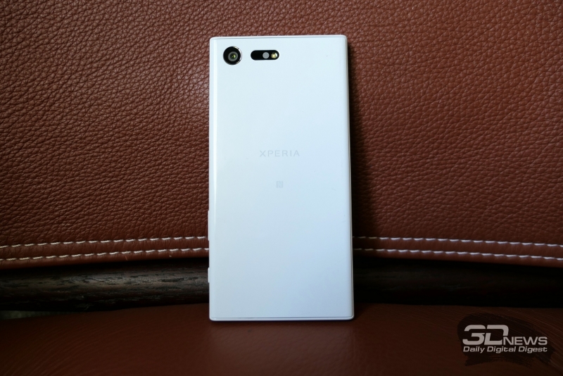  Sony Xperia X Compact, тыльная панель: в левом верхнем углу &ndash; объектив камеры, одинарная светодиодная вспышка, инфракрасный датчик и лазер подсветки контрастной фокусировки 
