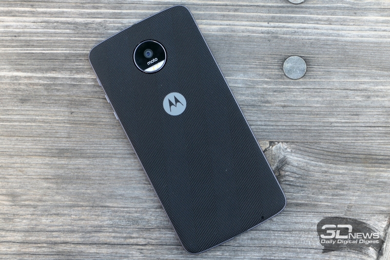  Moto Z, задняя панель: внизу &ndash; микрофон, наверху по центру &ndash; модуль основной камеры со вспышкой 