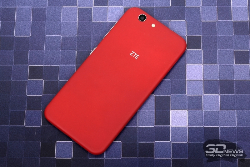  ZTE Z10, задняя панель: сверху &ndash; объектив камеры и вспышка 