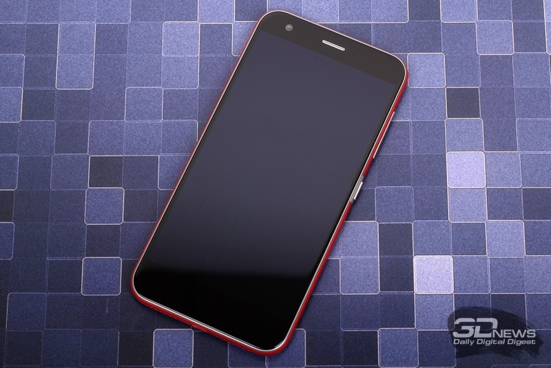  ZTE Z10, лицевая панель: над дисплеем &ndash; решетка разговорного динамика, фронтальная камера и окошко датчика освещения 