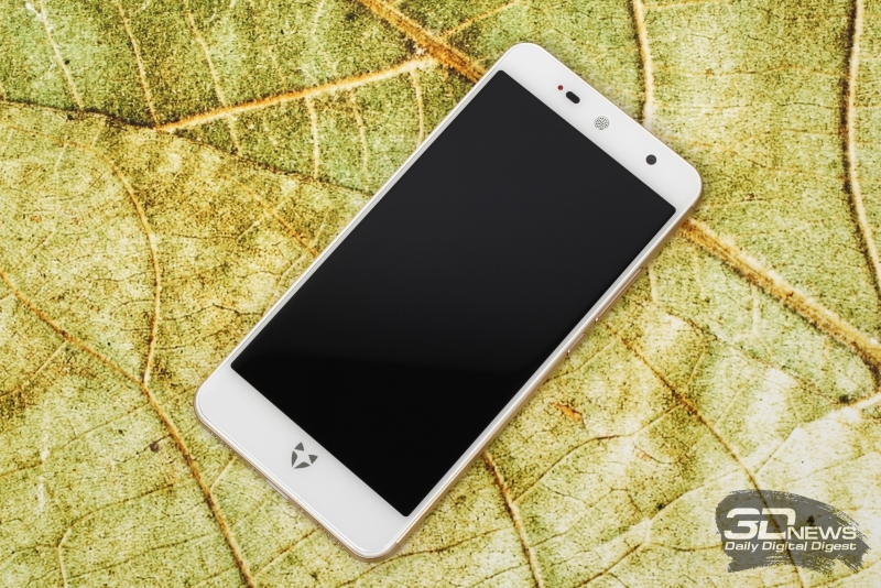  Wileyfox Swift 2 X, лицевая панель: над дисплеем &ndash; решетка разговорного динамика, фронтальная камера, окошко датчика освещения и индикатор состояния 