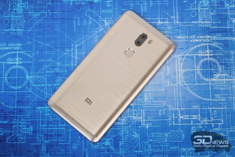  Xiaomi Mi5s Plus, тыльная панель: двойная камера с двойной же светодиодной вспышкой и сканер отпечатков пальцев 