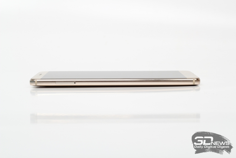  Huawei Mate 9, левая грань: слот для SIM-карт и карточки памяти microSD 