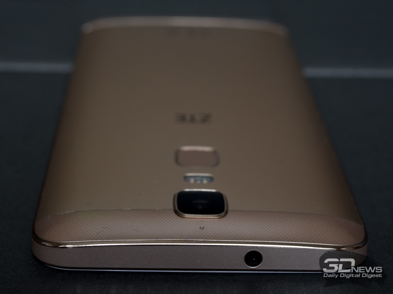  Разъем для наушников на верхнем торце ZTE Blade A610 