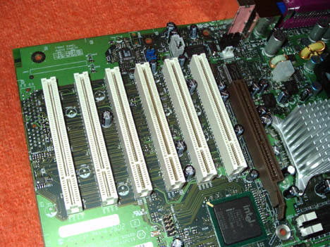  Intel D845GEBV2 Slots 